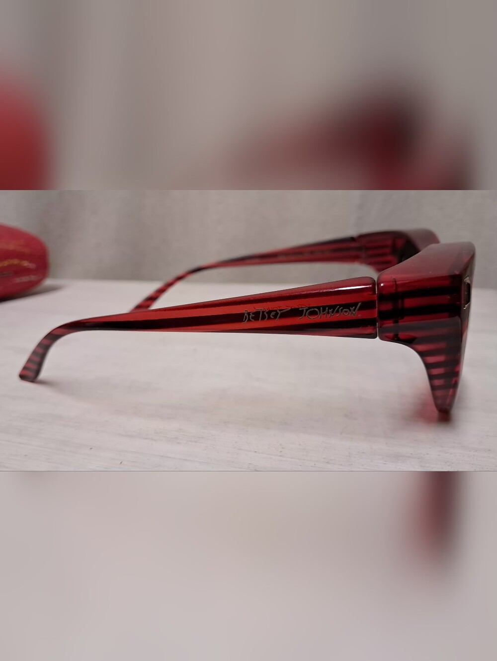 Stylish Red Women's Sunglasses - Classic Round Frame - Picture 5 of 11